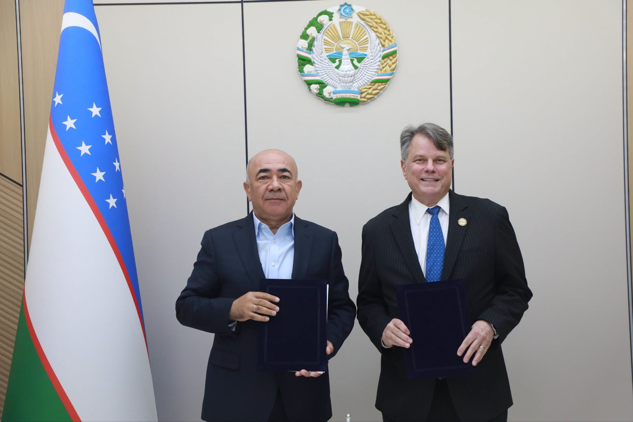 Governor Zoyir Mirzayev and Karl Moor display the signed cooperation documents in Tashkent.
