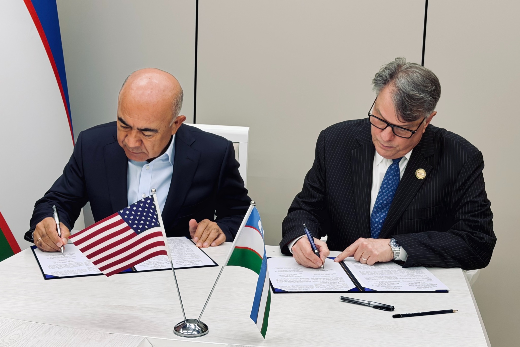 Governor Zoyir Mirzayev and Powerscape Global CEO Karl Moor sign the Memorandum of Cooperation.